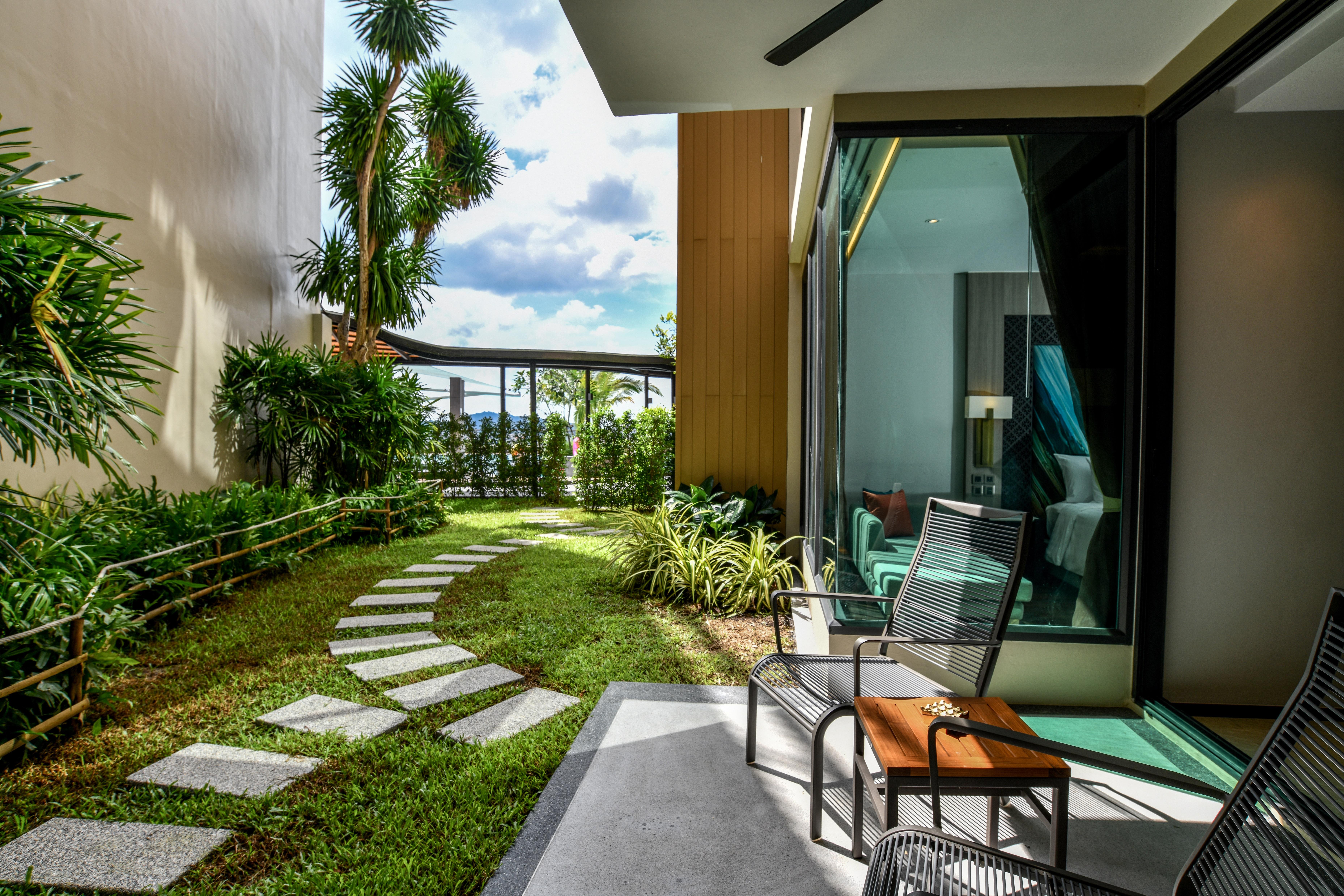 Skyview Resort Phuket Patong Beach Екстериор снимка The private garden of a suite at the hotel