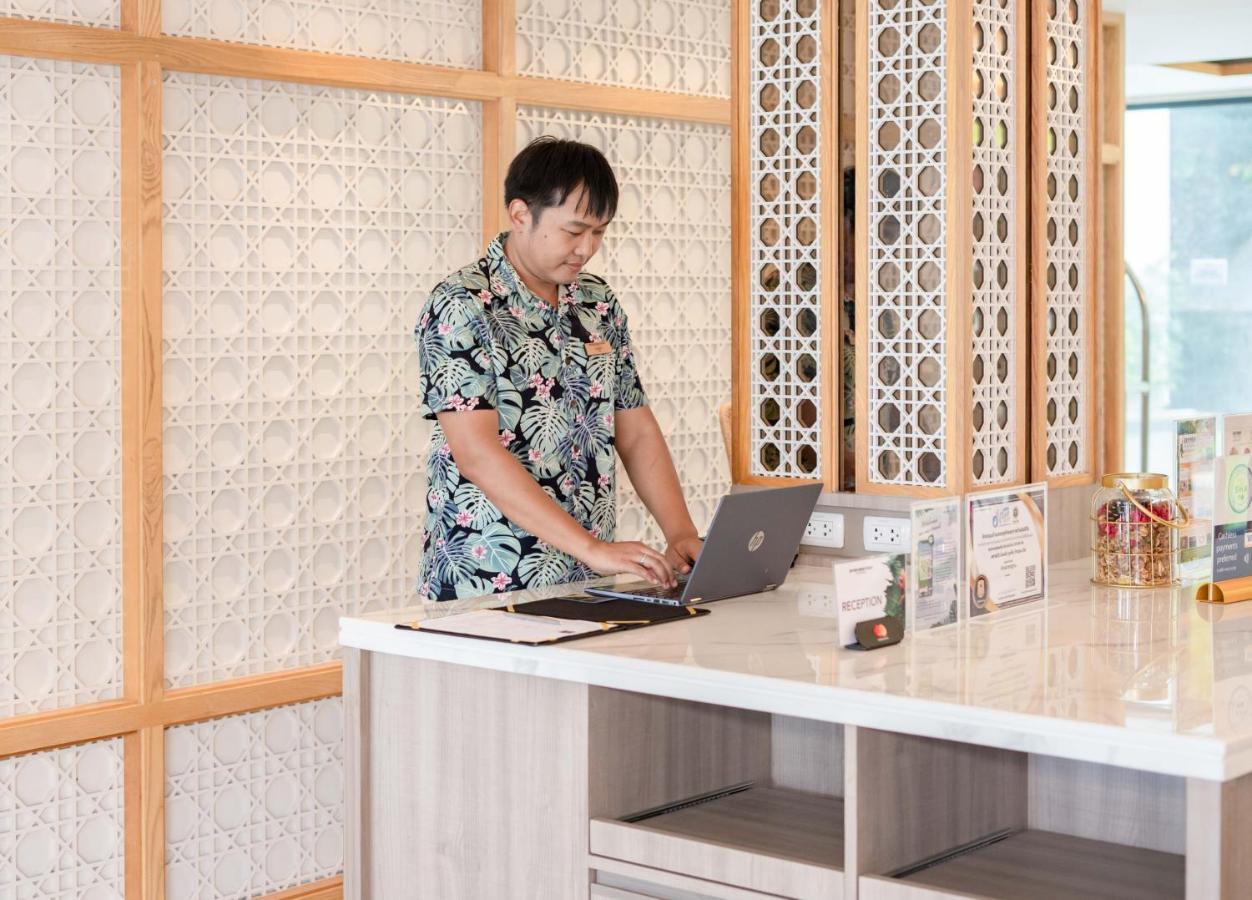 Skyview Resort Phuket Patong Beach Екстериор снимка A student working at the library
