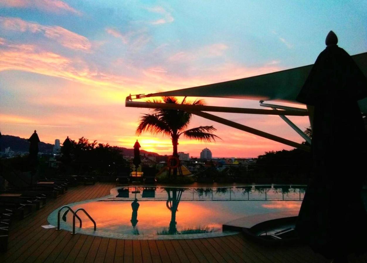 Skyview Resort Phuket Patong Beach Екстериор снимка Sunset at the pool