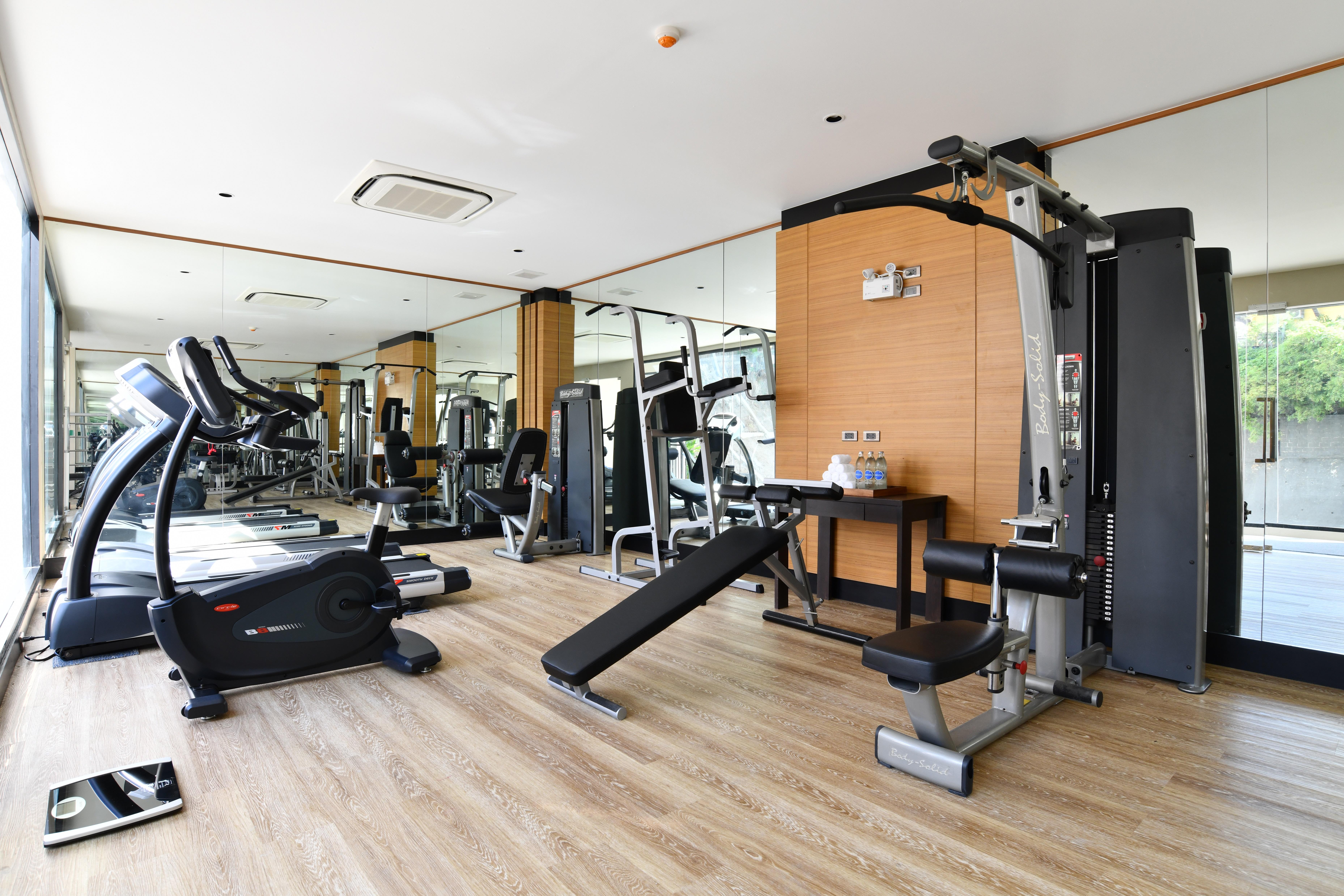 Skyview Resort Phuket Patong Beach Екстериор снимка A gym at a hotel