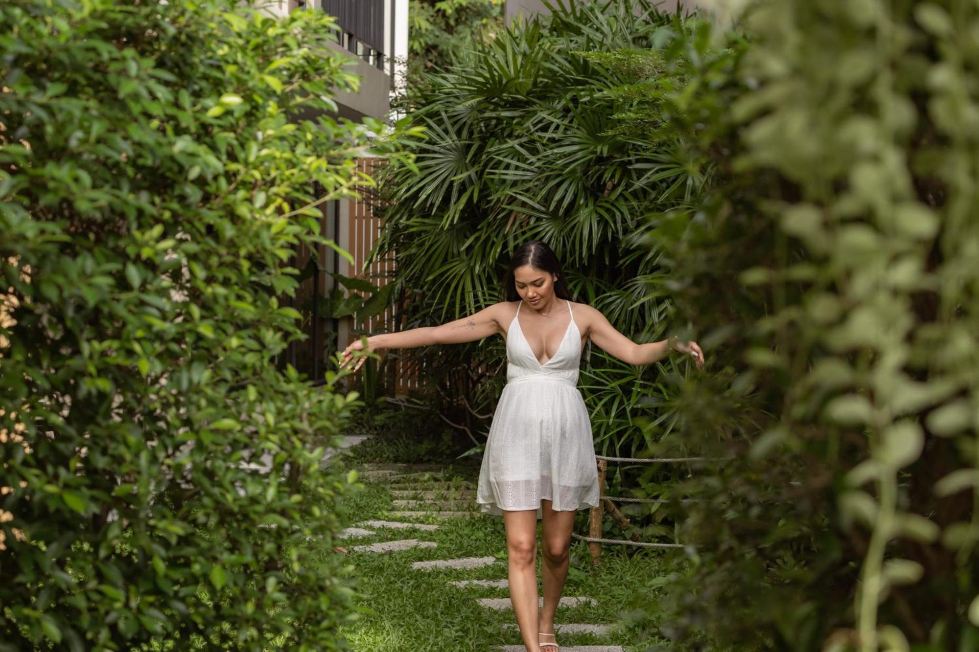 Skyview Resort Phuket Patong Beach Екстериор снимка A woman walking through a garden