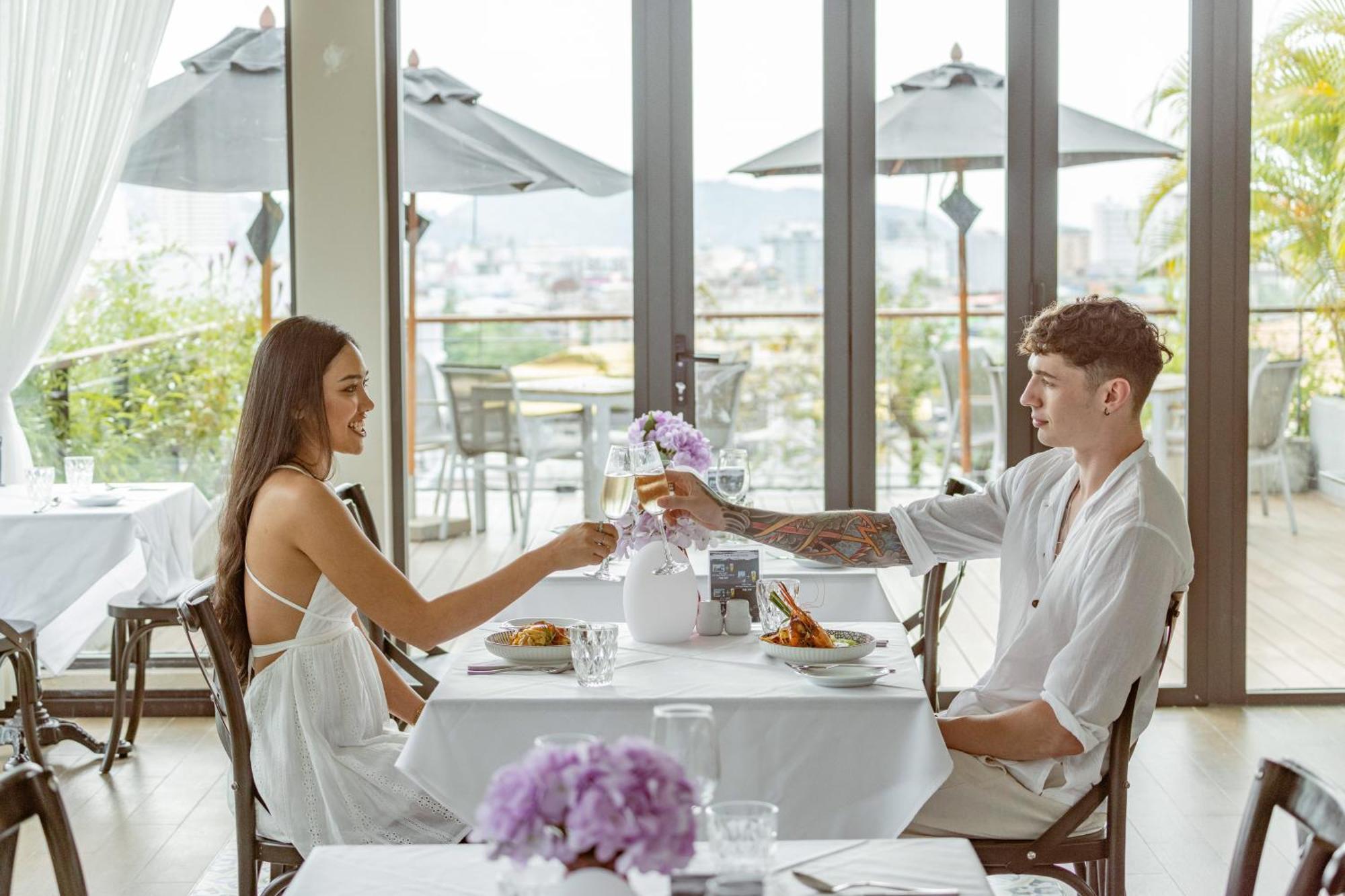 Skyview Resort Phuket Patong Beach Екстериор снимка A couple dining together