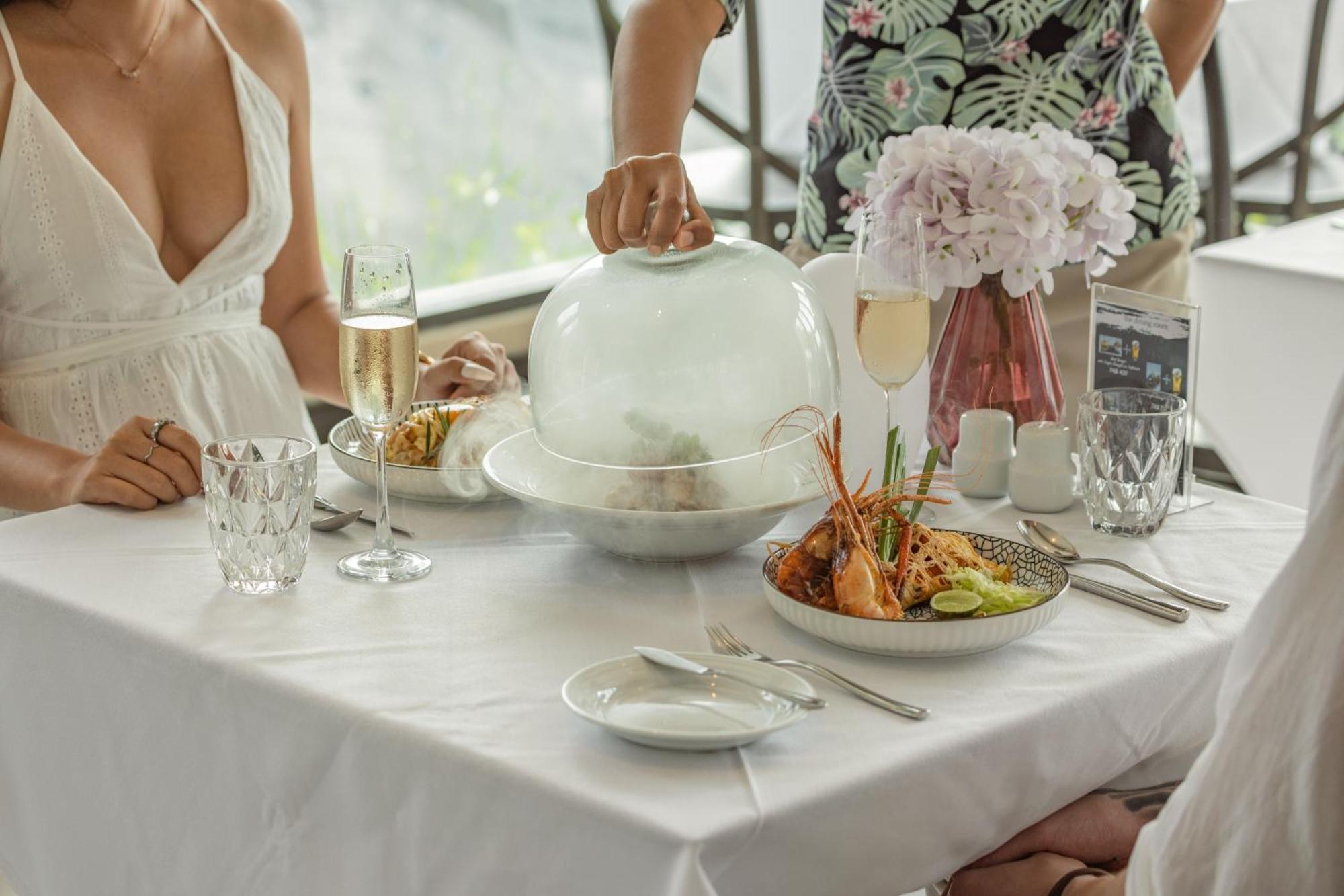 Skyview Resort Phuket Patong Beach Екстериор снимка A restaurant in the Maldives