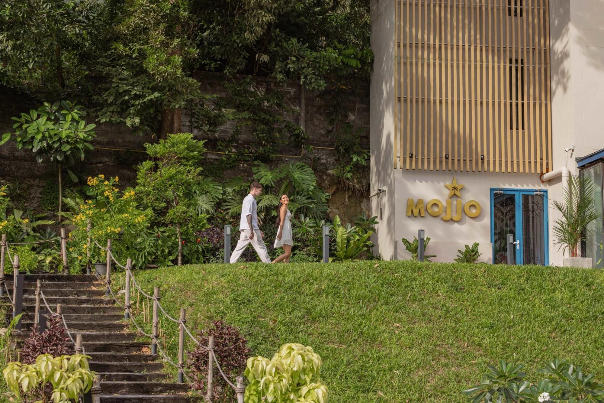 Skyview Resort Phuket Patong Beach Екстериор снимка The entrance to the MoJo