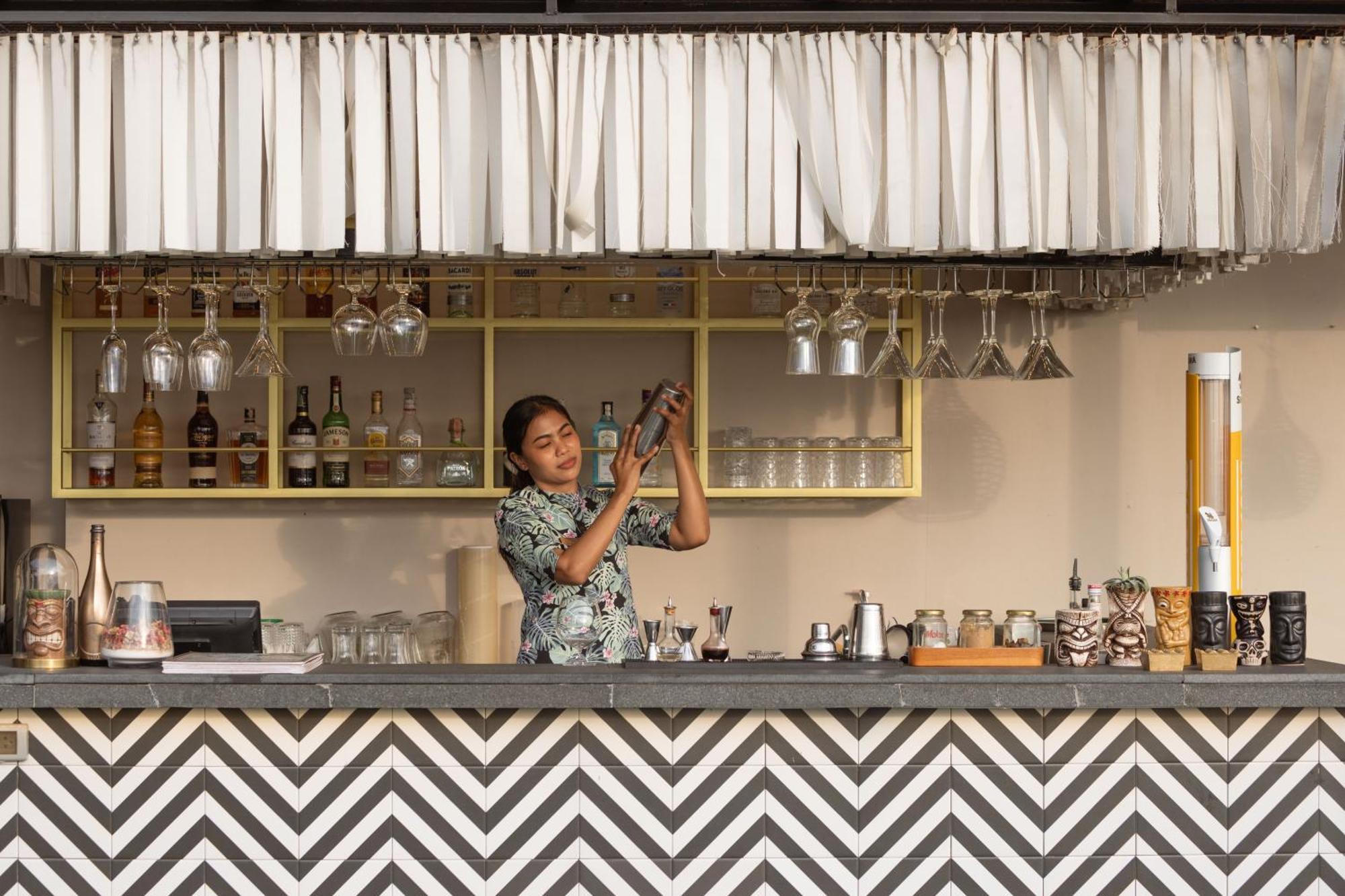 Skyview Resort Phuket Patong Beach Екстериор снимка A bartender at work