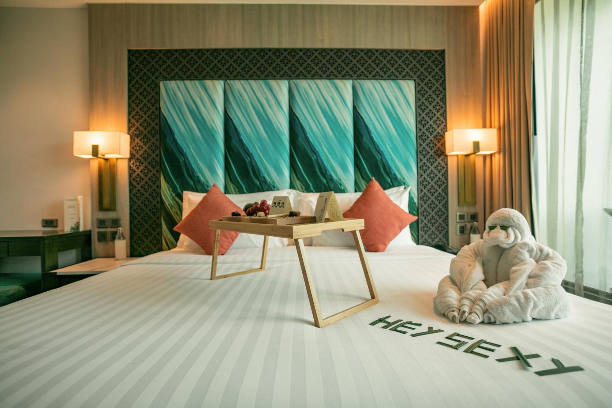 Skyview Resort Phuket Patong Beach Екстериор снимка A bedroom at the hotel