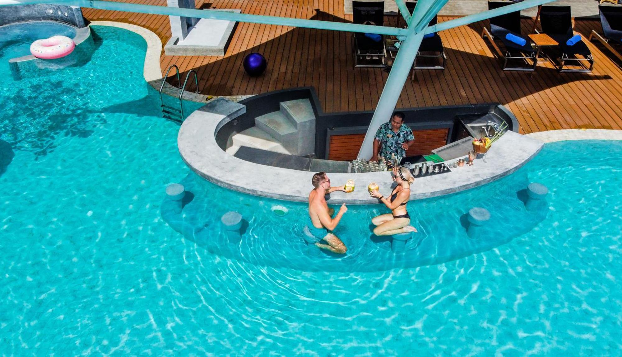 Skyview Resort Phuket Patong Beach Екстериор снимка The swim-up bar at the hotel