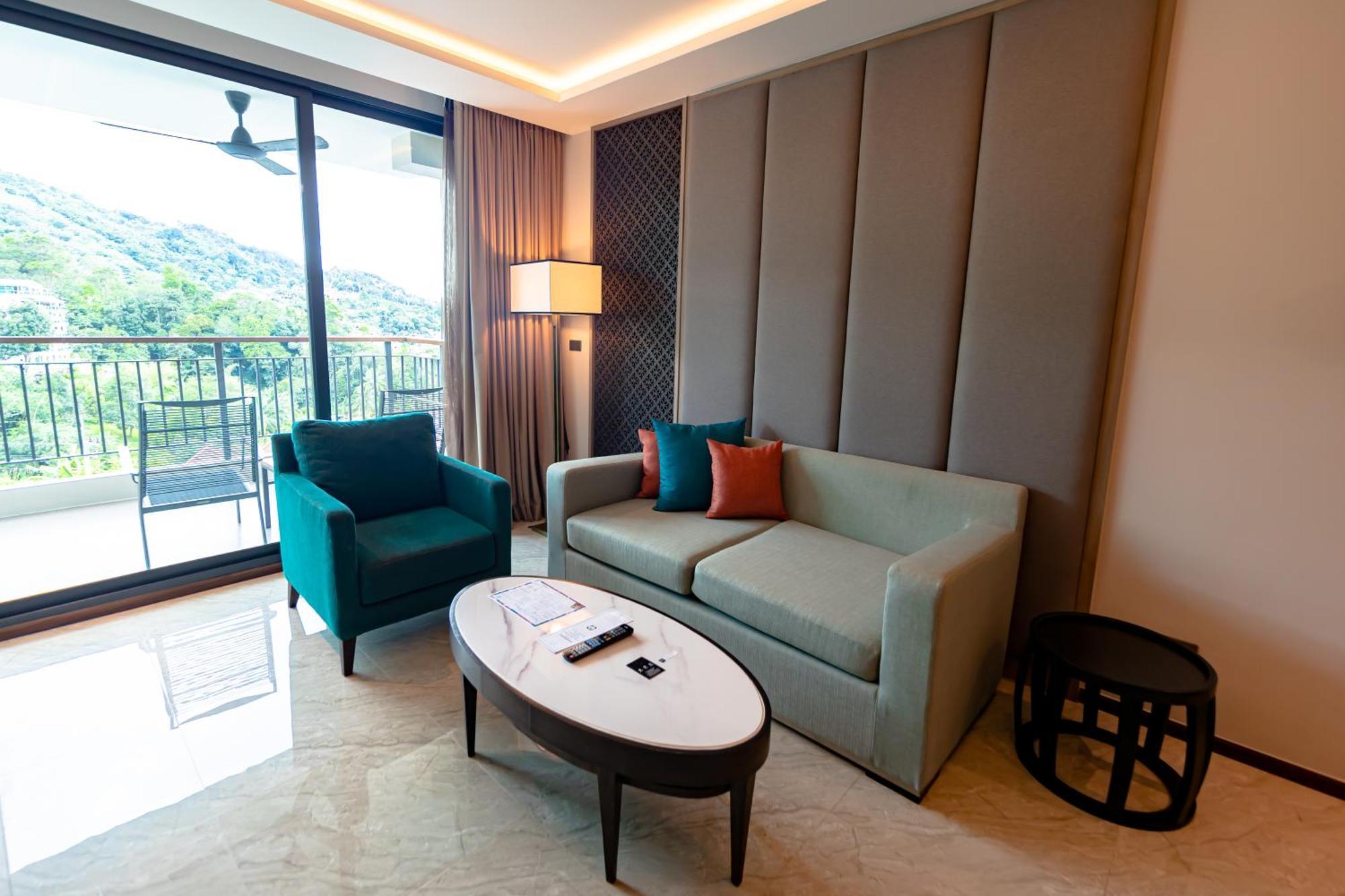 Skyview Resort Phuket Patong Beach Екстериор снимка Living room of a suite