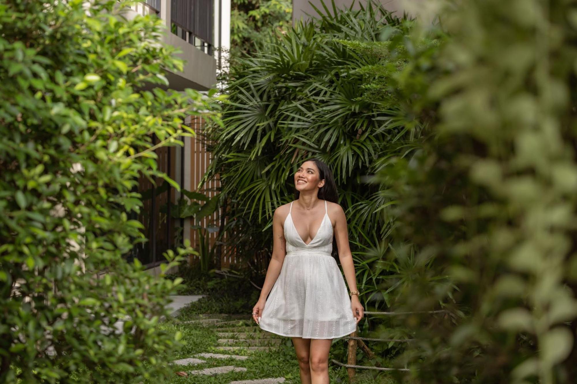 Skyview Resort Phuket Patong Beach Екстериор снимка A woman wearing a white dress
